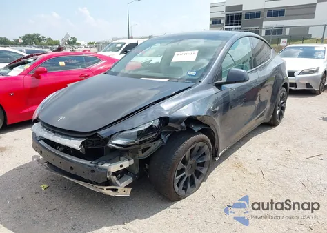 2024 Tesla Model Y Long Range Dual Motor All-Wheel Drive/Rwd z USA, uszkodzony, nr VIN 7SAYGDED7RA324921